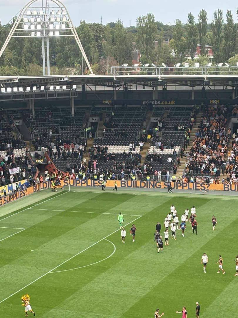 BigRoyceNG's tweet photo. Man United players went towards the fans to thank them for their support.

But all of them had left already. 😂😂 
#MUFC #MANUNITED https://t.co/b5dU4HeqU8