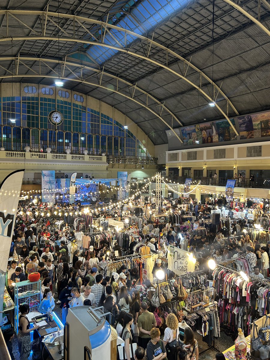 looookmai's tweet photo. ที่หัวลำโพงตอนนี้มีงานตลาดของมือสองนะ บรรยากาศดี ห้องแอร์เย็นๆ เดินสบาย ของวินเทจ งานคราฟท์ concert จากศิลปินต่างๆก็มี ละเข้าฟรี

เปิดตั้งแต่ 14:00-23:00 ใครหาที่เดินเล่น ช้อปปิ้ง ถ่ายรูปเทสดีแนะนำเลย

เดินทางด้วย mrt สะดวกมาก จัดถึง 23 สิงหาคมนี้วันสุดท้ายค่ะ https://t.co/NXyXO04FWh