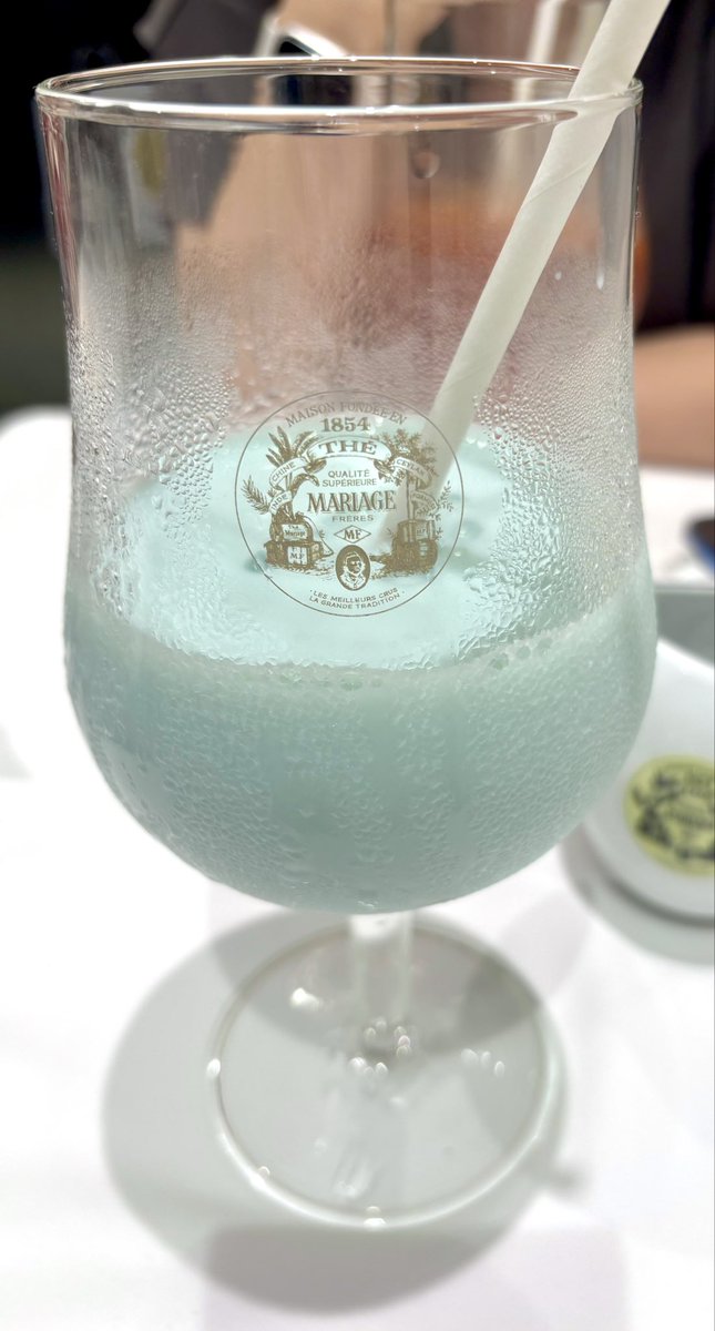 night_of_luna's tweet photo. マリアージュフレールでマルコポーロのルイボスと青。半分飲んでミルクを入れたらパステルブルーになった。 https://t.co/9AZ7BwsV6P