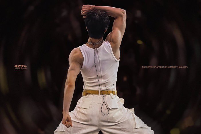 jenoleeader's tweet photo. you can only see a fraction of jeno's face once in here but you can tell he has a very strong aura on stage https://t.co/urzKs2bK2e