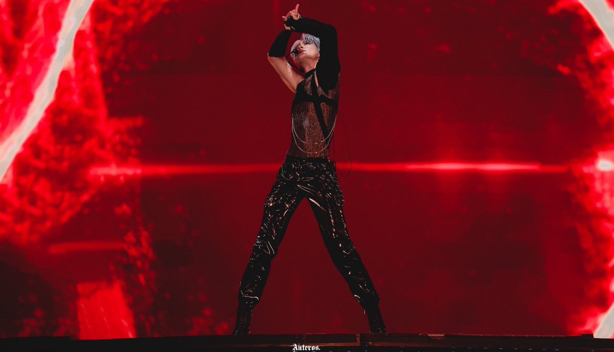 jenoleeader's tweet photo. you can only see a fraction of jeno's face once in here but you can tell he has a very strong aura on stage https://t.co/urzKs2bK2e