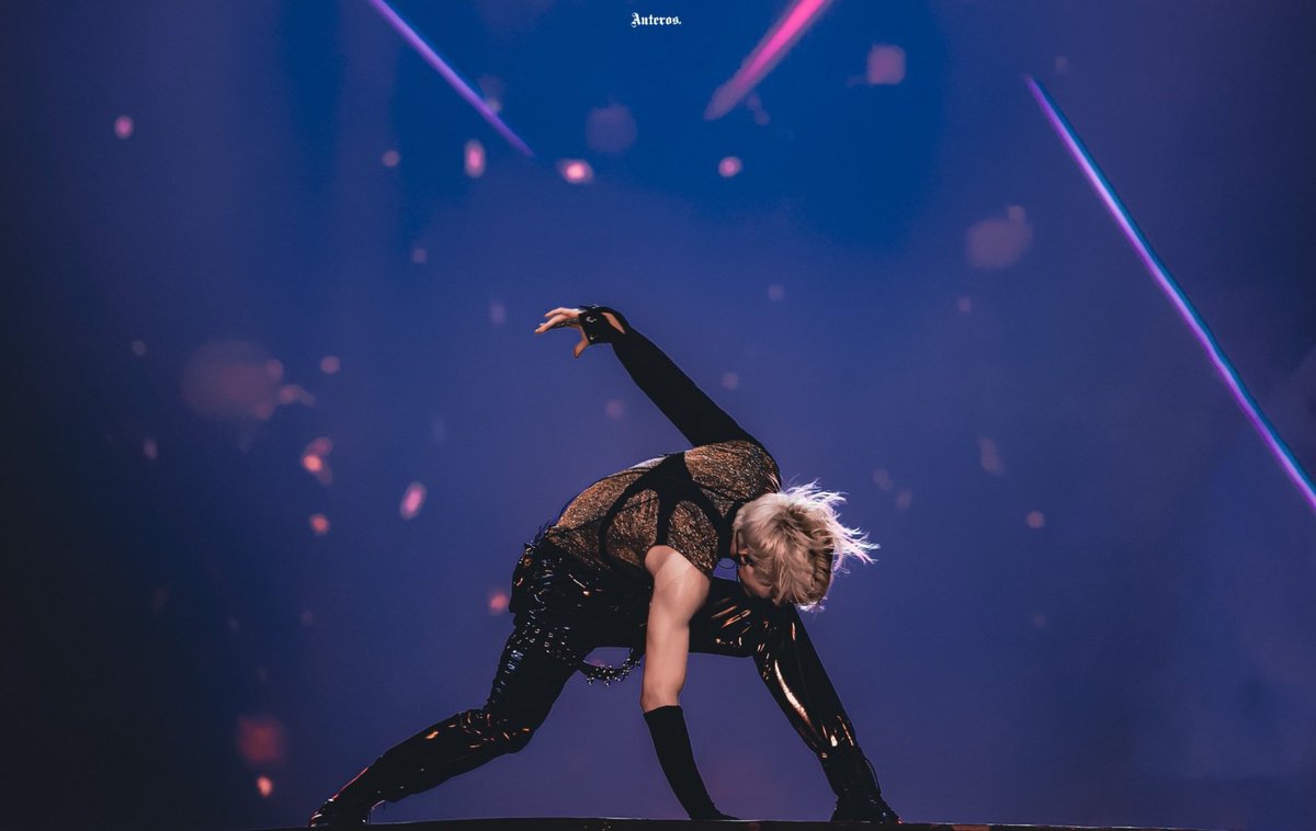 jenoleeader's tweet photo. you can only see a fraction of jeno's face once in here but you can tell he has a very strong aura on stage https://t.co/urzKs2bK2e