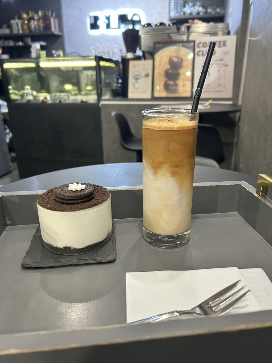 sumito905's tweet photo. 新大久保の無機質系カフェ行ってきた

ティラミス濃厚でおいしい https://t.co/0EoHi7ZOvK