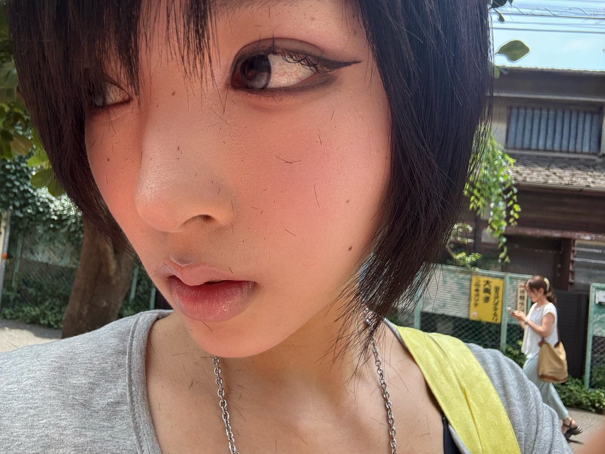 rvrimrvrimrvrim's tweet photo. +머리 자르고 그대로 영상 찍고 바쁘다고 홀라당 가버려서 하루종일 얼굴 상태가 이랬음😆 아주 자잘자잘하게 많이도 붙어있어서 털려해도 안 털려서 이대로 머리카락 주렁주렁 달고 이대로 하루를 보냄😅 가면 갈 수록 머리 땜에 스트레스 받아서 공익트 남김ㅎㅎ
헤어모델은 신중히!😆 https://t.co/UHsgxEFlFo