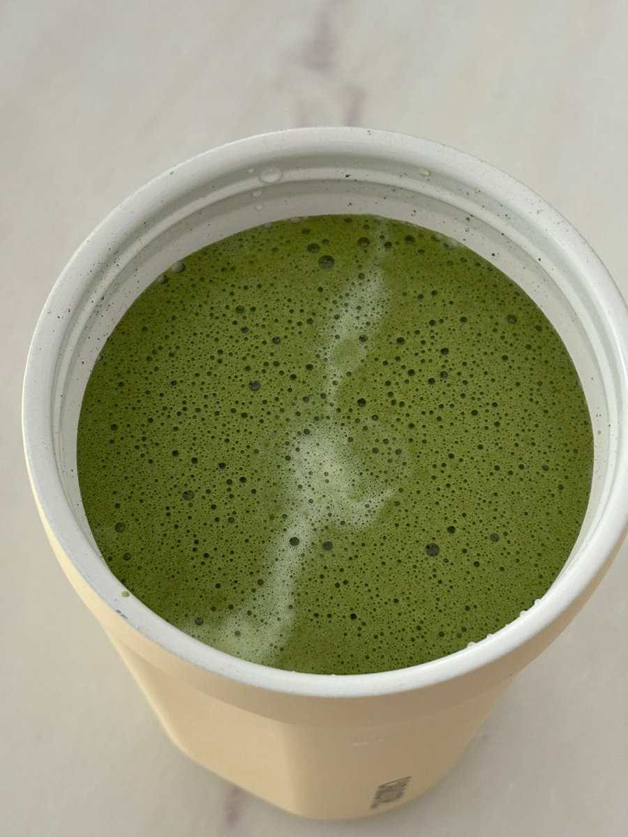 localjoke__'s tweet photo. [Try this 5-min iced matcha latte at home! Whisk matcha + hot water, pour over oat milk, add a sweet honey drizzle. Creamy, caffeinated, and way cheaper than shop-bought ones ]， https://t.co/0XKDVzJJCs