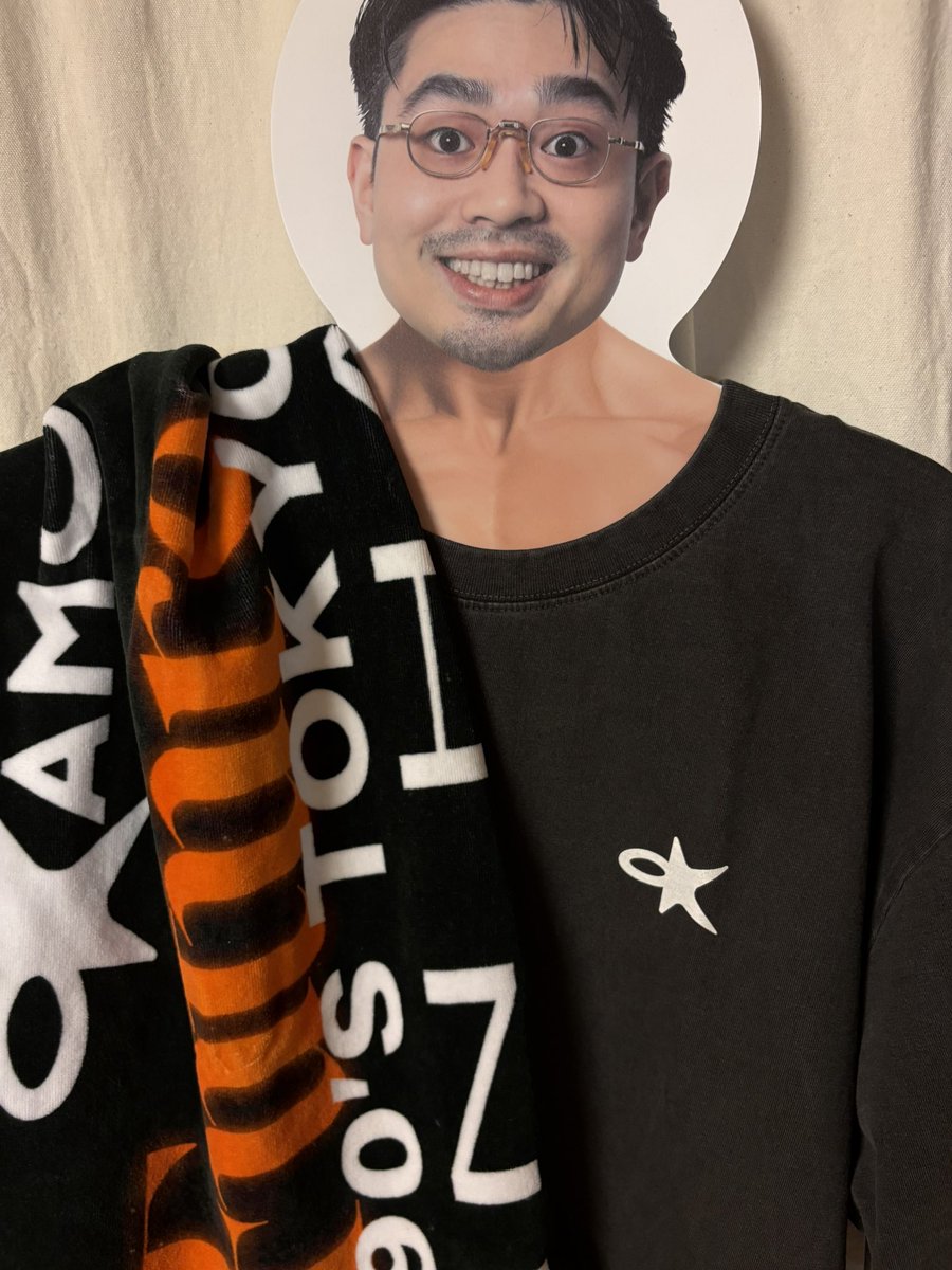 jemirilyn's tweet photo. グッズが届いてこの写真撮ってる時は タオルが涙でべちゃべちゃになるなんて思ってもなかったなぁ🦧

今日はメイクちょぴっと失敗したし 久々に履いたサンダルで靴ずれもした🦧
そんな日なんだ🪩

3人と1人そしてブラさんハミーさんに特大のありがとうをおくりたい♥️

#OKAMOTOS  #FutureEve https://t.co/H8GPhqoIGx
