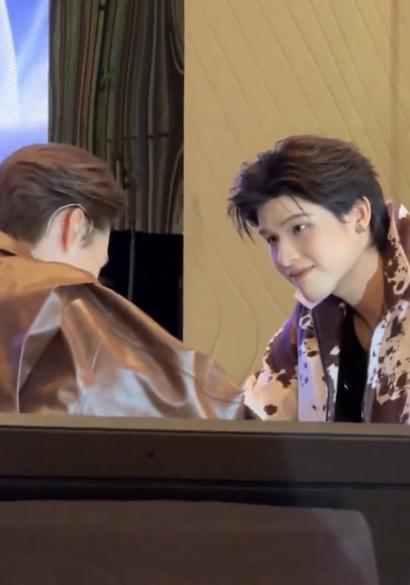 mmnhercrush's tweet photo. น้องนิชี can't handle กับสายตาหวานๆ ของสกายเลยแบบเลยอะ รับมือไม่เคยได้ ตอนเพลงดวงใจก็ก้มหน้างุดไม่กล้าเงยหน้าไปสบตาเค้า ตอนให้เล่นเป็นน้องชินก็หลุดบทเพราะเขินสายตาที่เค้ามองมา ถ้าเล่นซรกด้วยกันแล้วบทคือโดนเมะจีบอยู่อย่างงั้น ลูกชั้นไม่ตัวแดงตัวงอเป็นกุ้งสุกเลยเหรอ นอกจากแพ้ฝุ่นแล้วหนุ่มตี๋ก็แพ้เหรอนิ ชีไม่มีภูมิต้านทานสกายเลยอะ 😆