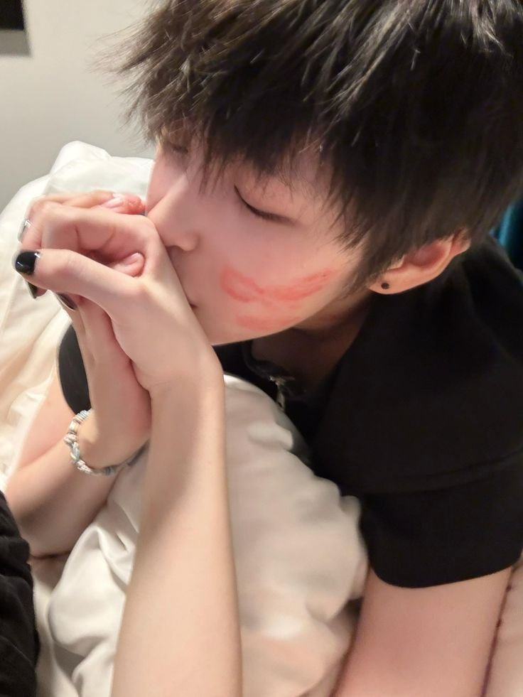 ggirigoo's tweet photo. kiss me ִ ࣪𖤐.ᐟ https://t.co/b3TvEZsQiT