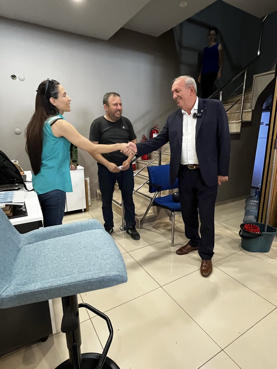 hseyinuzun12's tweet photo. Bugün ilçemizin en büyük caddelerinden biri olan Yeşillik Caddesi’nde kıymetli esnaflarımızı ziyaret ettik.

Esnaflarımızla hasbihâl ederek görüş, talep ve önerilerini dinledik. Samimi sohbetleri ve misafirperverlikleri için kendilerine teşekkür ediyor, tüm esnaflarımıza hayırlı, bereketli ve bol kazançlar diliyorum.