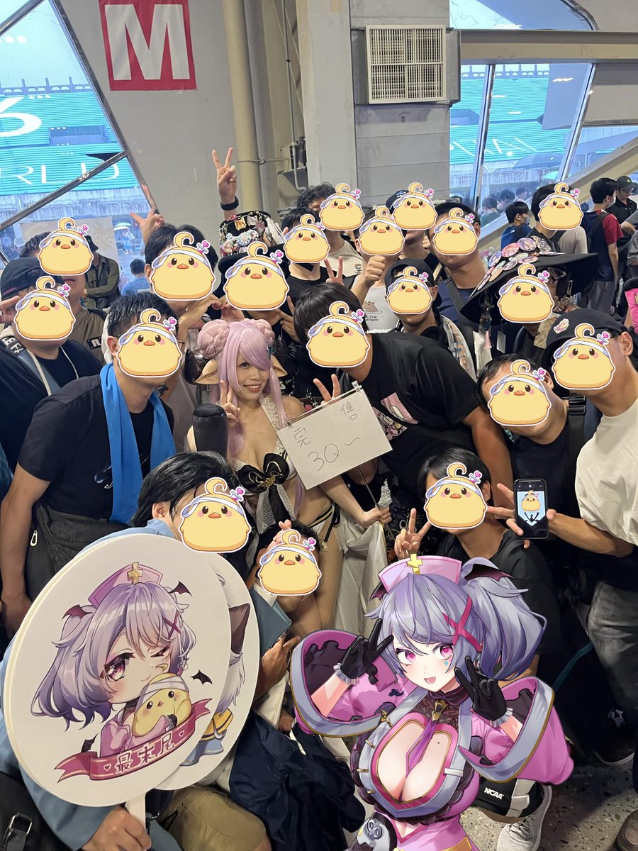 AoiHinamori's tweet photo. FF47 大感謝！！！！🌻

你們真的讓我越來越相信遇水則發這件事了
從 6 月畫展開始，只要我擺攤就會下雨
而且都是那種來得又急又猛的類型
就跟我們家患者一樣來勢洶洶

先撇除掃貨的特殊情況🤡
這次 FF47 第一天的排隊人潮，完全超出我的預期
其實從 FF41 一路參加到 FF47，我一直覺得隨著時間過去，我的魅力應該會逐年遞減吧？
願意特地來活動找我的人，是不是也會慢慢變少？

結果
沒有

反而一年比一年更多！
而且比起單純的人變多，我更明顯感覺到的是，
我跟患者之間的感情也一年比一年更深、更親密

還有每一年從香港特地飛來台灣找我的患者還是一直都在
每一次看到熟悉的臉，每一次聽到你們跟我說「AOI我又來找你了！」
我心裡真的都有一種很難形容的感覺

就是......

怎麼會有人喜歡我這麼久啊？？？
幹真的很久欸？？？

因為說不完的感謝，最後都只會讓我冒出：「那我還想再給你們更多東西」的想法

還有你們一直叫我要休息，讓我感動的是在我真的休息的時候，你們也完全沒有因此減少對我的喜歡
每一天還是會在 DC 跟我說早安
每一天還是會丟一堆有趣的事情給我看

雖然你們瘋到有時候我阻止不了
但我也知道這就是只屬於我們的互動

只有在你們面前，我才能這麼自在，不用一直想著自己是不是應該維持什麼樣子
還有好多患者會自發性地舉辦活動、準備回饋禮物

你們常常跟我說：「是因為 Aoi，我們才會聚在一起，所以我們才想為你做些什麼」
即使到了今天，我還是覺得這件事情非常不可思議

原來我真的可以讓原本完全不認識的一群人相遇
最後甚至成為彼此生命裡的一部分

我其實一直都不知道到底要怎麼樣才能實際表達我對你們的感謝跟喜歡
因為不管說多少次謝謝，我都覺得好像還是不夠

所以我會用行動，我會用時間證明給你們看
只要你們還願意陪我，我就繼續往前走！
2029 年，我們一起倒數！然後一起跨進 2030 年！

到時候，你們也要在喔！！！！

說好了，好嗎！！！！！！