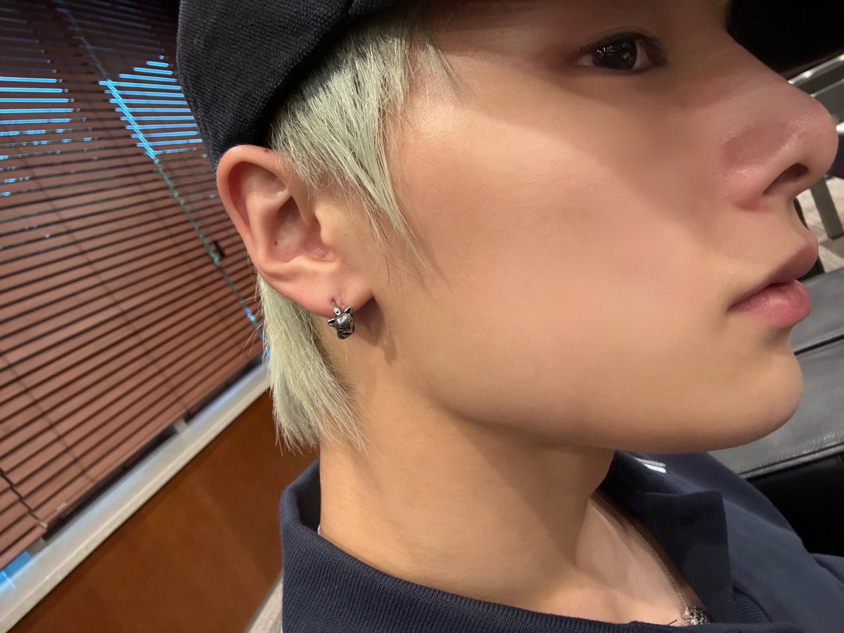 I_NNATION's tweet photo. #I_N's fox-shaped earring is from the Korean brand "IAMJ"

—Since Jeongin posted the photo on Bubble, the product has attracted more than 145 new people interested in it. And it's currently the most sought-after piece of jewelry in the store

#아이엔 #アイエン #梁精寅 #Jeongin #아기빵