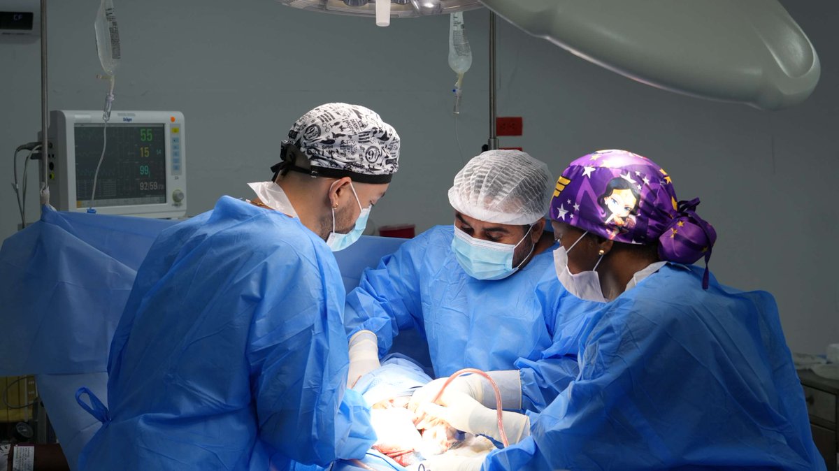 savechcolombia's tweet photo. 😷La salud de la niñez no puede esperar.

Desde Save the Children estamos fortaleciendo la respuesta en salud en Buenaventura, llevando atención a comunidades afectadas y acompañando a niñas, niños y sus familias.

Estamos brindando atención en salud, apoyo psicosocial, primeros auxilios psicológicos y atención en salud materna, y articulando capacidades con profesionales voluntarios, instituciones de salud y otros actores humanitarios.

También identificando oportunidades para complementar la atención del Buque Hospital Benkos Biohó y ampliar el acceso a servicios de salud en las comunidades afectadas.

Porque garantizar la salud durante una emergencia también es proteger los derechos de la niñez y crear condiciones para su recuperación.

Ayúdanos a fortalecer nuestra respuesta y a llegar a más niñas, niños y familias.

👉 Dona ahora: https://t.co/qQDMnAFVx3

La emergencia continúa. Nosotros también.