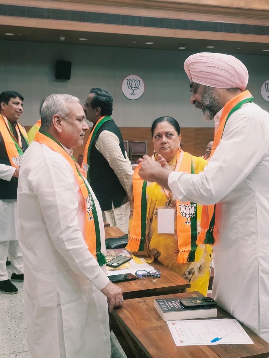 MSBADAL's tweet photo. ਸਾਡੇ ਰਾਸ਼ਟਰੀ ਪ੍ਰਧਾਨ, ਸ਼੍ਰੀ ਨਿਤਿਨ ਨਬੀਨ ਜੀ ਦੀ ਅਗਵਾਈ ਹੇਠ ਨਵੀਂ ਗਠਿਤ ਭਾਜਪਾ ਰਾਸ਼ਟਰੀ ਟੀਮ ਦੀ ਪਹਿਲੀ ਮੀਟਿੰਗ ਦੌਰਾਨ ਦੇਸ਼ ਭਰ ਤੋਂ ਆਏ ਸਹਿਯੋਗੀਆਂ ਨਾਲ ਮਿਲਣ ਅਤੇ ਵਿਚਾਰ-ਵਟਾਂਦਰਾ ਕਰਨ ਦਾ ਮੌਕਾ ਮਿਲਣਾ ਬਹੁਤ ਹੀ ਸੁਖਦ ਅਨੁਭਵ ਰਿਹਾ।

ਅੱਗੇ ਦੀ ਯਾਤਰਾ ਵਿੱਚ ਸਾਰਿਆਂ ਨਾਲ ਮਿਲਜੁਲ ਕੇ ਕੰਮ ਕਰਨ ਲਈ ਉਤਸ਼ਾਹਿਤ ਹਾਂ।

@NitinNabin 
@BJP4India