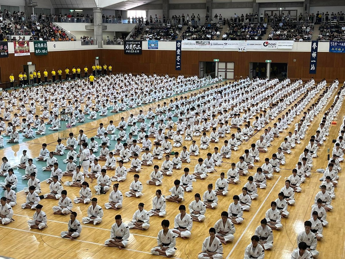 kyotokasuga's tweet photo. 8/22(土) 全国中学生少林寺拳法記念大会・予選。
朝6:30に道院集合し太陽が丘へ。
山本道院長は審判、山本副道院長・前野助教・井上助教は各コートで運営補助。
濱元道場長は京都駅八条口でシャトルバス誘導。
道院一同、終日大会を支えました。 https://t.co/HDJTRbyudo