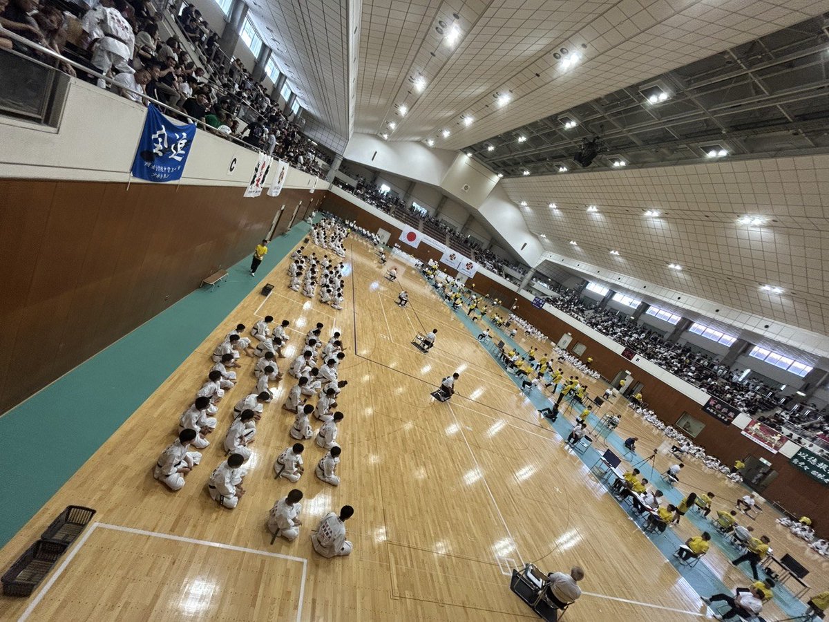 kyotokasuga's tweet photo. 8/22(土) 全国中学生少林寺拳法記念大会・予選。
朝6:30に道院集合し太陽が丘へ。
山本道院長は審判、山本副道院長・前野助教・井上助教は各コートで運営補助。
濱元道場長は京都駅八条口でシャトルバス誘導。
道院一同、終日大会を支えました。 https://t.co/HDJTRbyudo