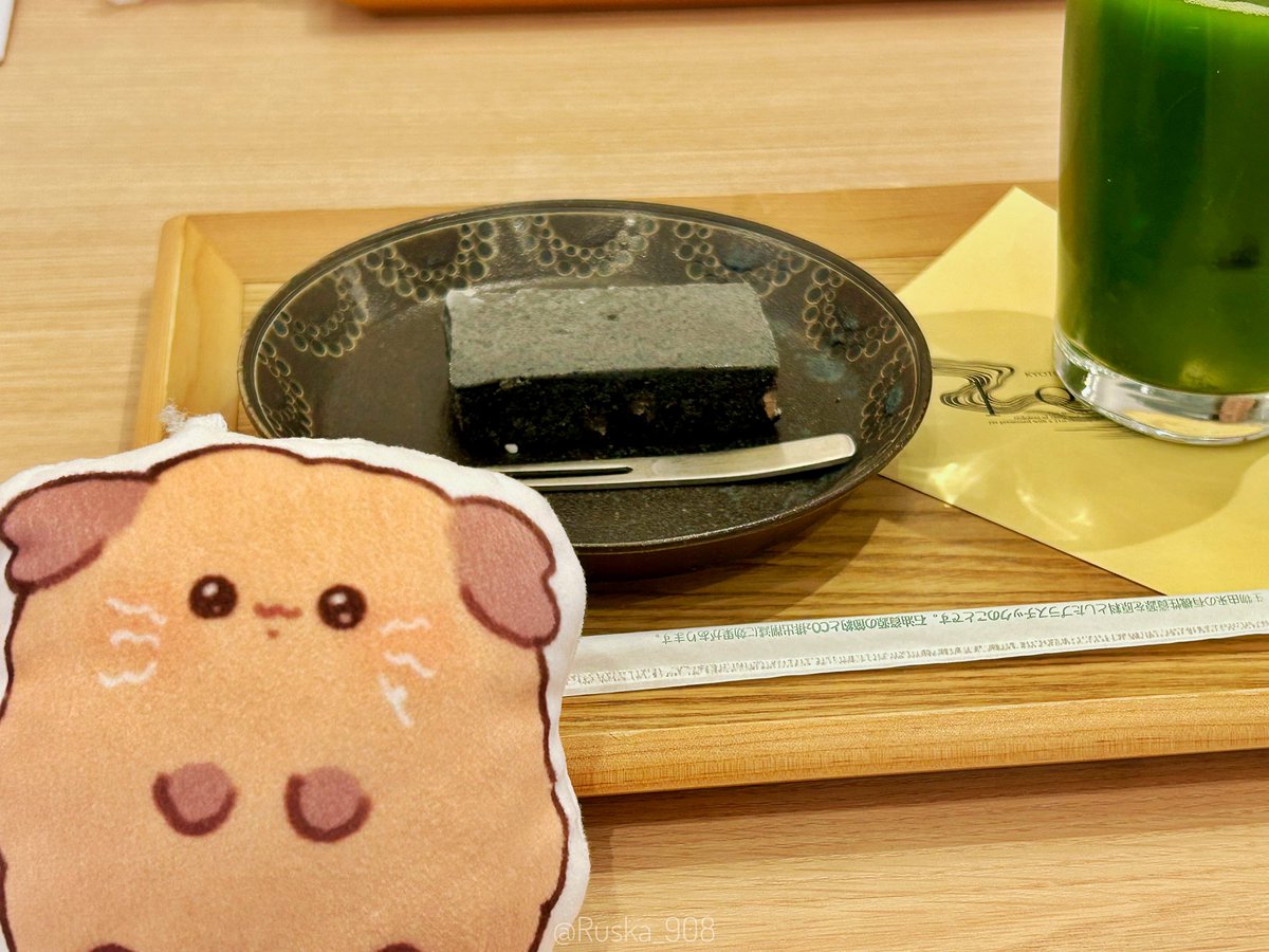 Ruska_908's tweet photo. もふカフェさんのしろっぷちゃんとカフェ行ったよ。黒ゴマの小豆ケーキとグリーンティー、最高✨ https://t.co/a4zxcNfDH3
