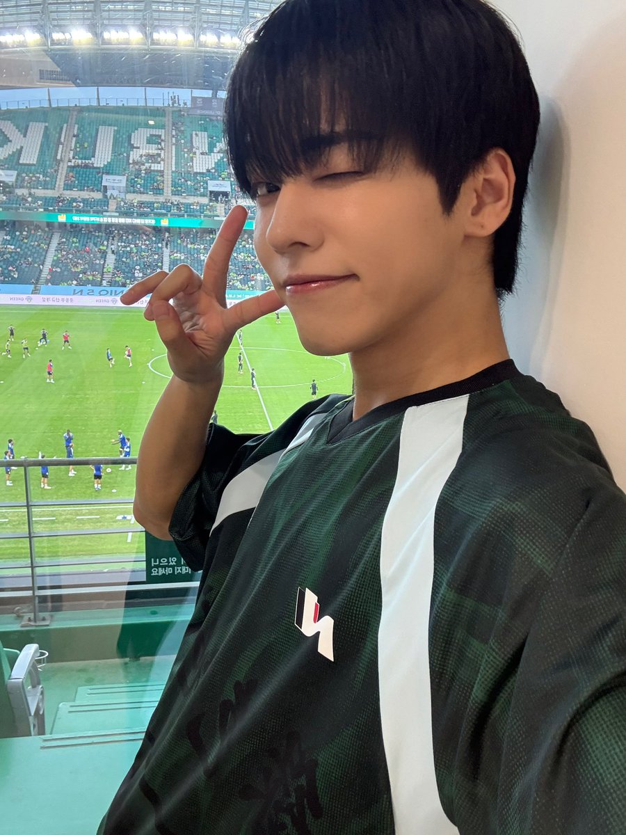 ONF_members's tweet photo. [#유토 #YUTO]
선수분들도 고생 많으셨습니다💚⚽️ https://t.co/OINMiHt4Qi