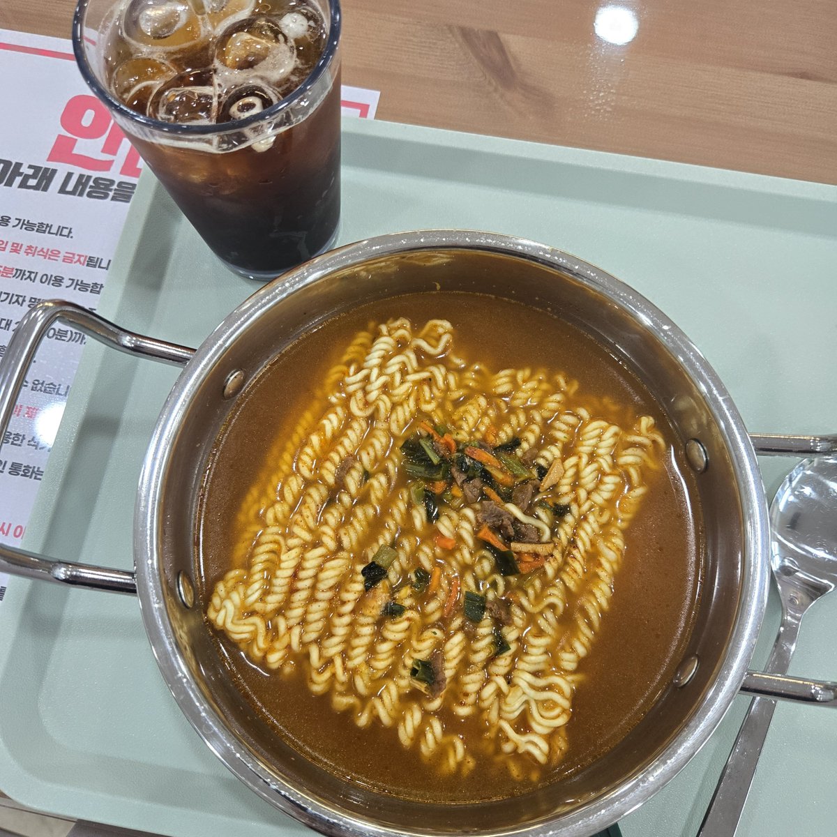 pineapp1eslice's tweet photo. 서울마음편의점..개좋습니다....
웬만한 구마다 잇는듯한...
라면공짜 생리대공짜 커피공짜 안마의자공짜 책읽을수잇음 인바디도할수잇음 우울하면 상담도가능
많이많이이용해보세요 .... https://t.co/WthE24sohP