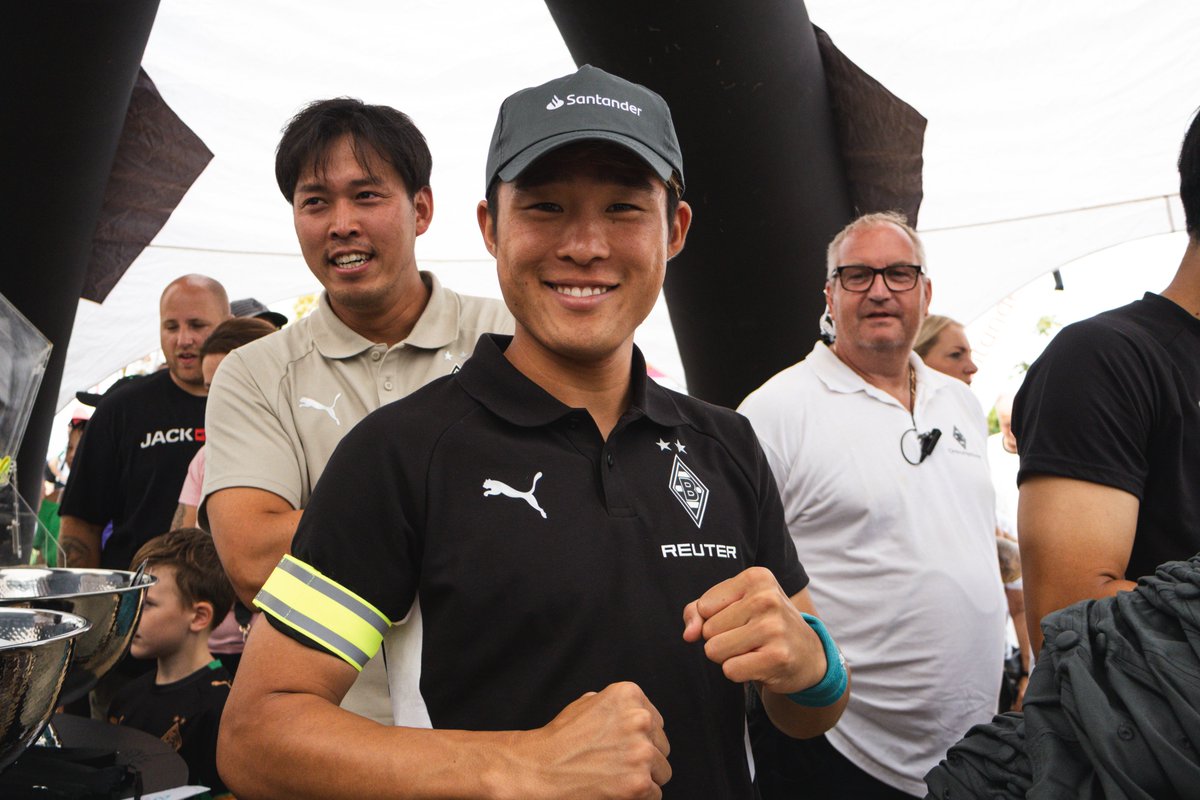 borussia_jp's tweet photo. キャプテンゼント💪

#ボルシアMG #宇野禅斗 https://t.co/CR5gpXYT1p