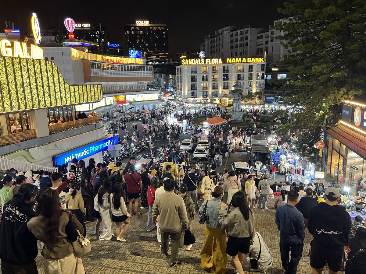 ibukiinterpress's tweet photo. しかし上高地レベルの標高1500mでこの高山都市の活気は異常、ベトナムの軽井沢どころではなくシャングリラだわ https://t.co/0grg93A9wi