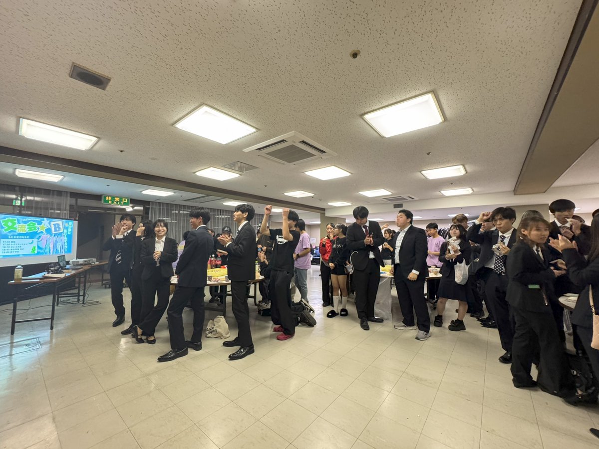 seinensaistaffs's tweet photo. 【青年祭の雰囲気紹介🎉】
今日は昨年の「交流会」の様子をお届け！
​出演者も観客も一緒に楽しめる、あたたかくて賑やかな雰囲気が魅力です✨

ぜひ雰囲気をのぞいてみてください👇

​ただいま出演者を絶賛募集中！
応募は固ツイのURLからお早めにどうぞ受付中📣
​#青年祭 #出演者募集 https://t.co/6H3VYedWB9