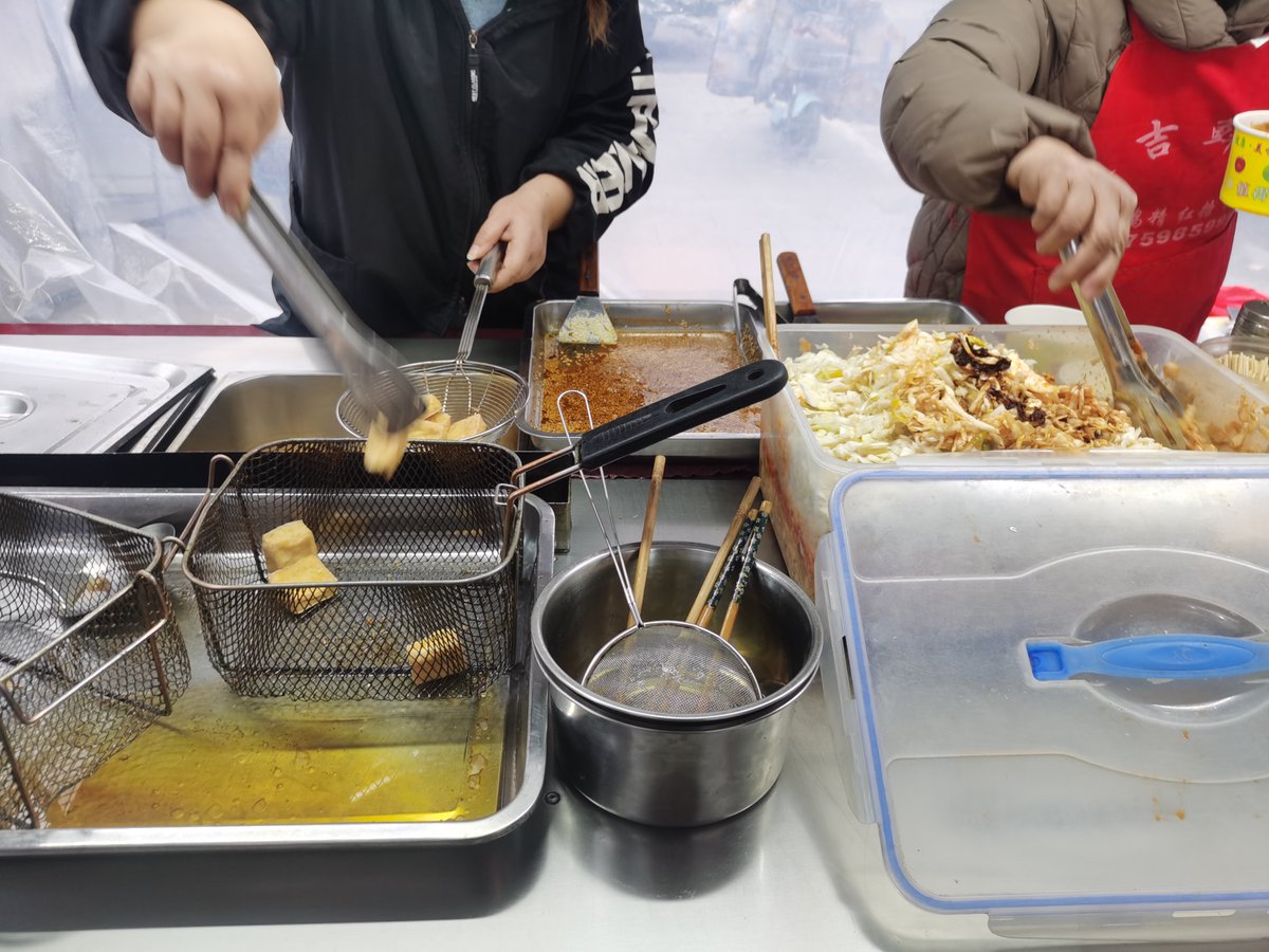 ShaylinG3's tweet photo. A crispy, steaming hot fried stinky tofu on a stick, the ultimate late-night street snack to perk up your mood https://t.co/XVMPq9W9Rg