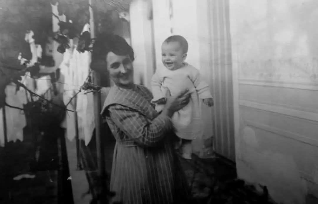 cultura_tango's tweet photo. El bebé que en 1913 sonríe en brazos de su madre, Orsolina Bertani, en el patio de una casa de la calle San Pedrito al 200 en el barrio de Flores, se llama Piero Bruno Fontana, pero pasará a la historia con su nombre artístico: Hugo del Carril. https://t.co/XSBTLXJwGh