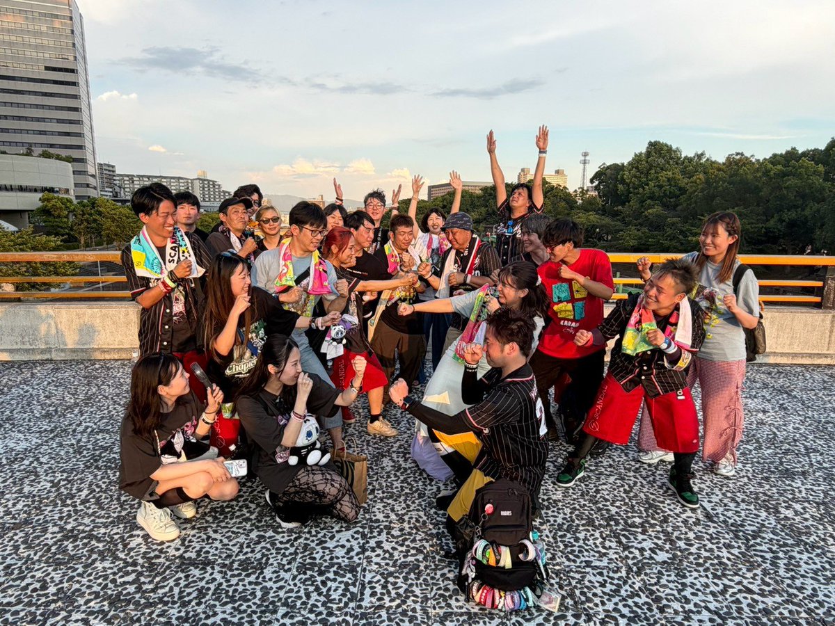tp_knyan's tweet photo. 名古屋勢⚔️関西勢

このあと世界一のタオルを落としました！
ライブ中世界一のタオルの話になってかなりショック起こして 、インフォメーション行ったけど届いてなくて😭
(橋から入場するまでのどこか)
どなたか拾ってくださってる方いらっしゃいませんか😭
 #SCANDAL 
 #capture20 https://t.co/eexdm4m0z7