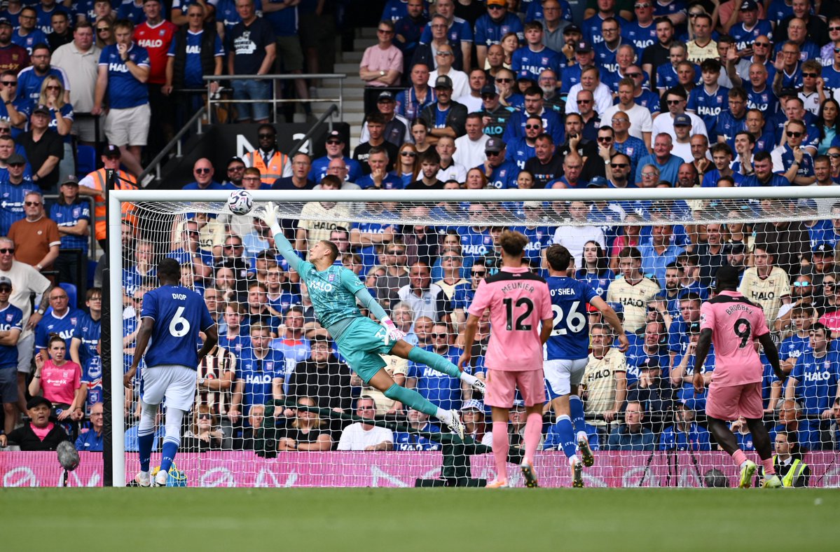 premierleague's tweet photo. Set-piece perfection from Nilson Angulo 🎯

It's @IpswichTown 1-1 @SunderlandAFC https://t.co/89ySNk039M