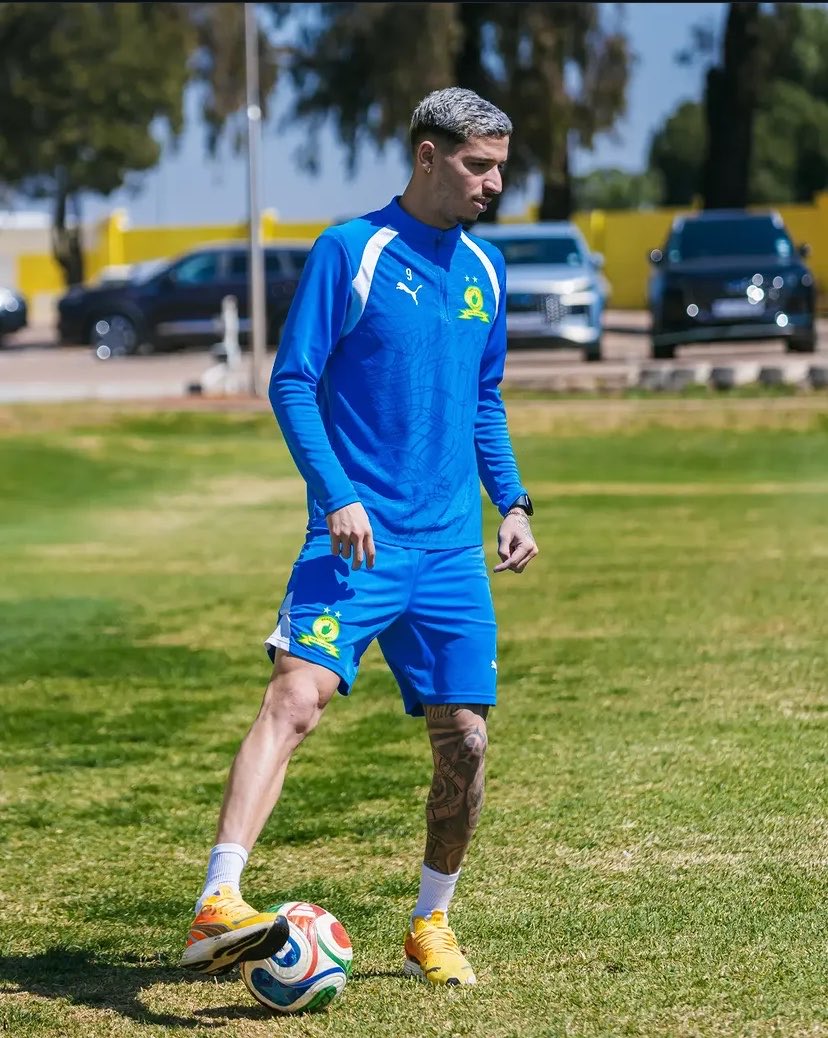 SundownsZone's tweet photo. A look inside training MD-1🟡🟡

 #Sundowns #WafaWafa #NeverstopRising #MTN8 https://t.co/zVqUnP8V02