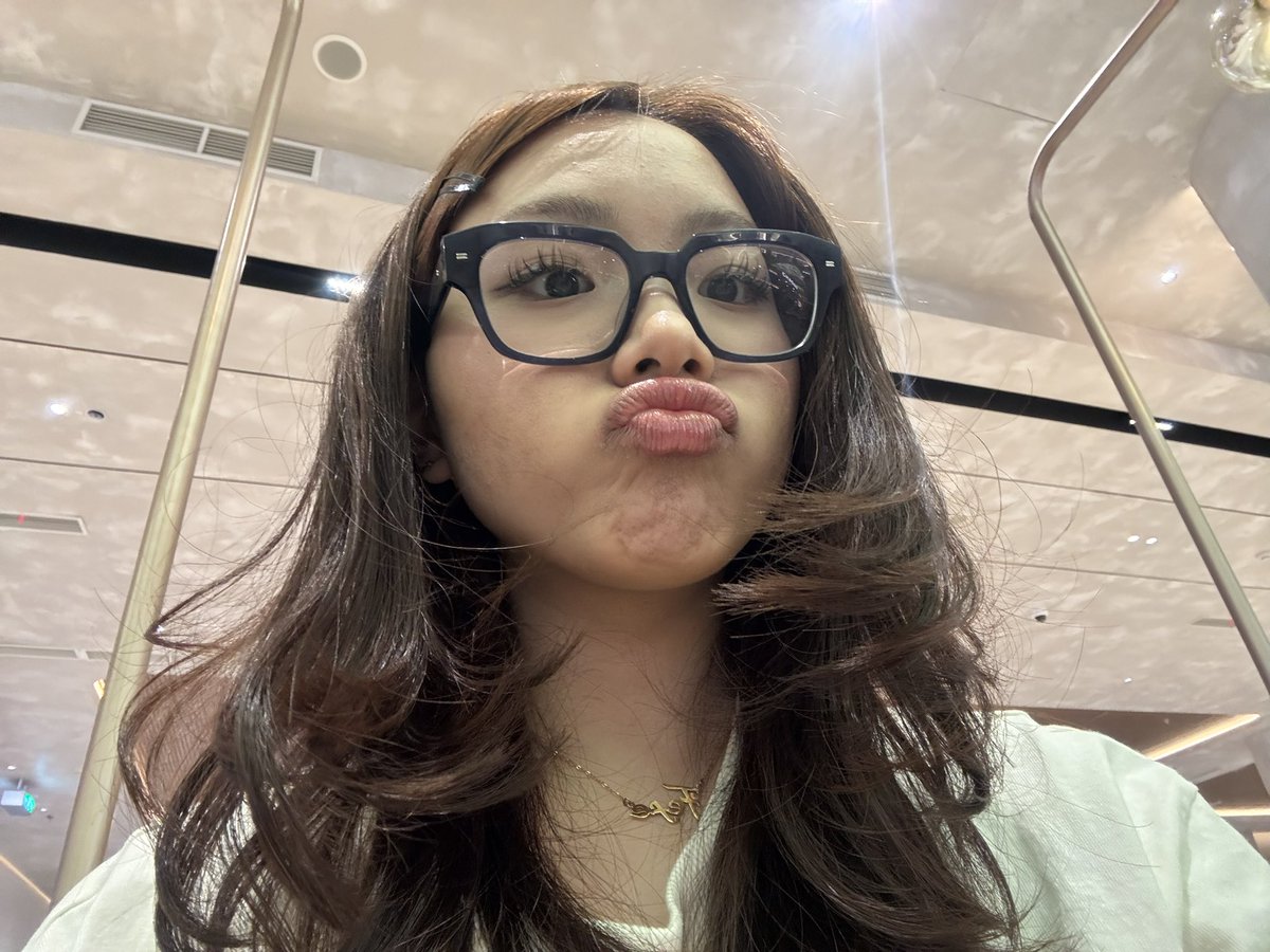 tequilagrab's tweet photo. my favorite genre of selfie is me w my gfs glasses HOHOHO https://t.co/OuszSbNjpY