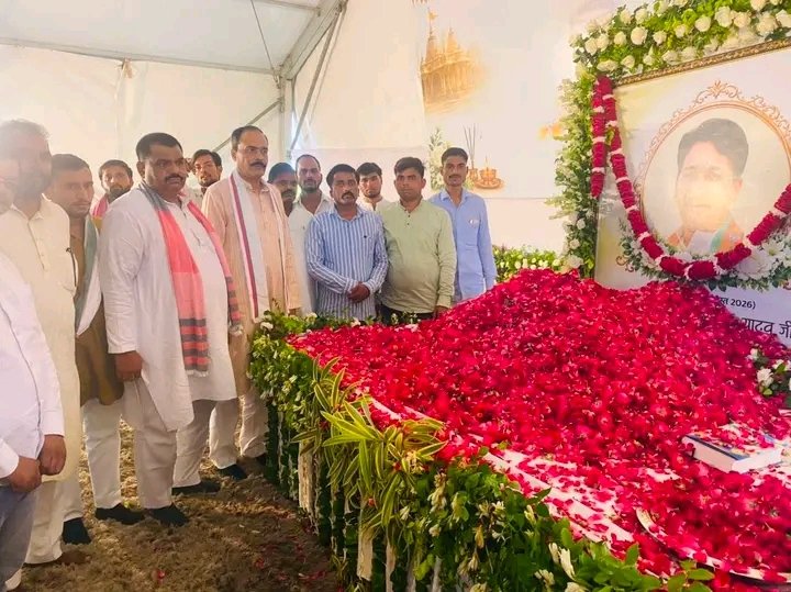 deepakyadava2y's tweet photo. नियामतपुर निवासी पूर्व जिला पंचायत अध्यक्ष श्री वीरेंद्र पाल सिंह यादव जी के 13वीं संस्कार में सपा जिला अध्यक्ष  श्री तनवीर खान जी व जिला महासचिव श्री रणंजय यादव जी हमारे प्रिय छोटे भाई Nikhil Yadav जी के साथ शामिल होकर चित्र पर पुष्प अर्पित कर भावभीनी श्रद्धांजलि अर्पित की। https://t.co/tlbLyQi6GU