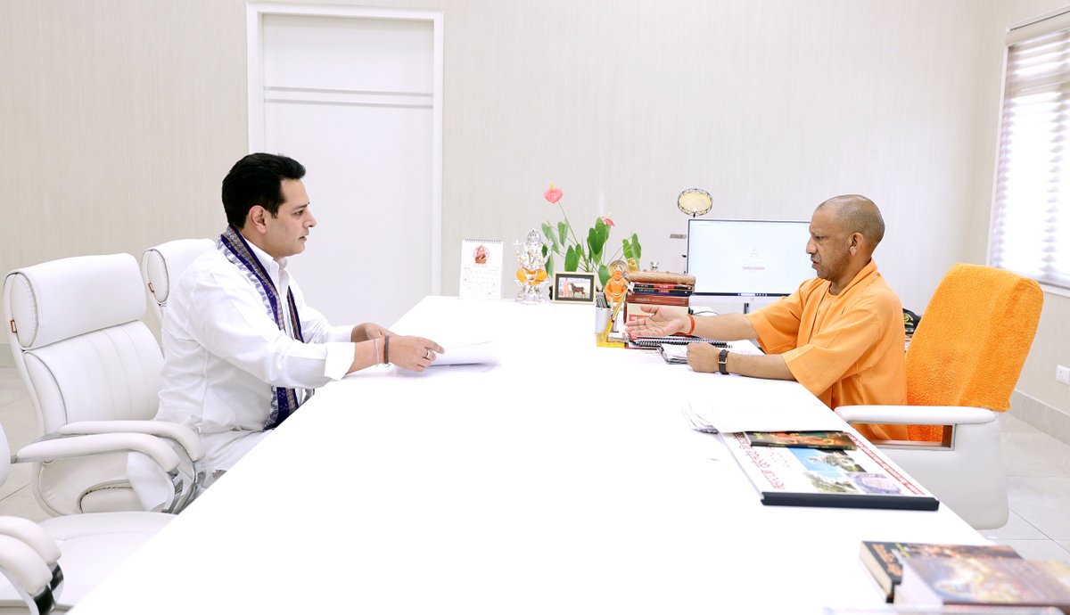 myogioffice's tweet photo. मुख्यमंत्री श्री @myogiadityanath जी महाराज से आज लखनऊ में पूर्व सांसद डॉ. राघव लखन पाल शर्मा जी ने शिष्टाचार भेंट की।

@R_Lakhanpal https://t.co/LzHdDnepnT