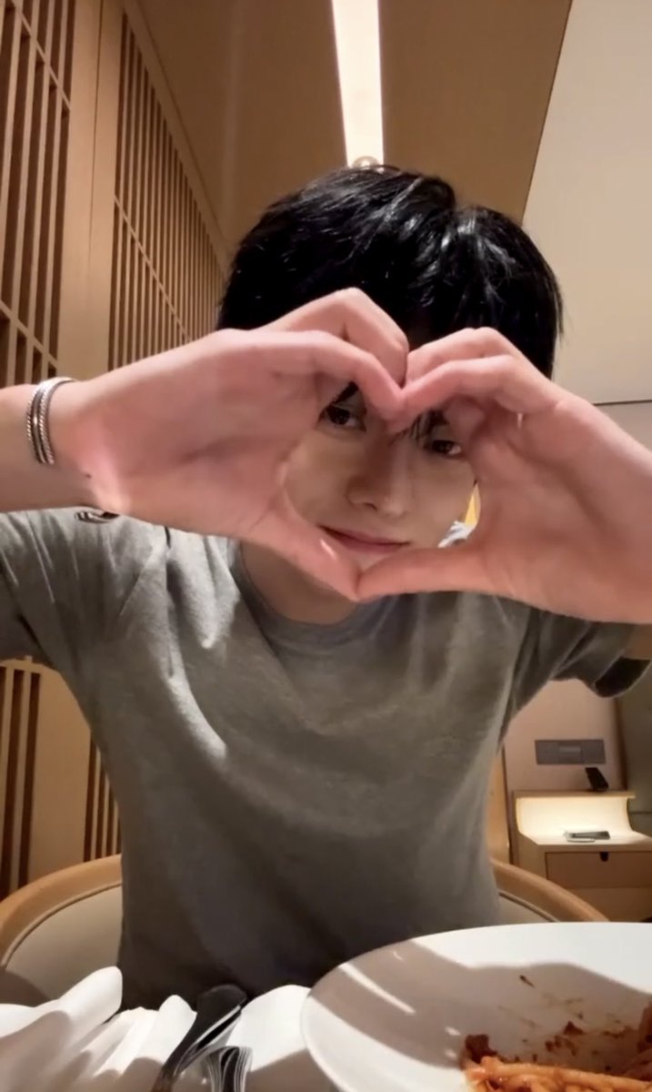2leopig's tweet photo. 료랑해👇🏽👇🏽💕 https://t.co/nrqqz6OGwb