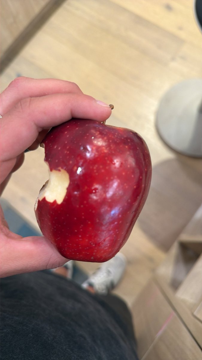 Jadson_A's tweet photo. This apple is the most delicious thing I’ve ever experienced in me life 

bless 🙏🏼 https://t.co/5ycbMfW1UW
