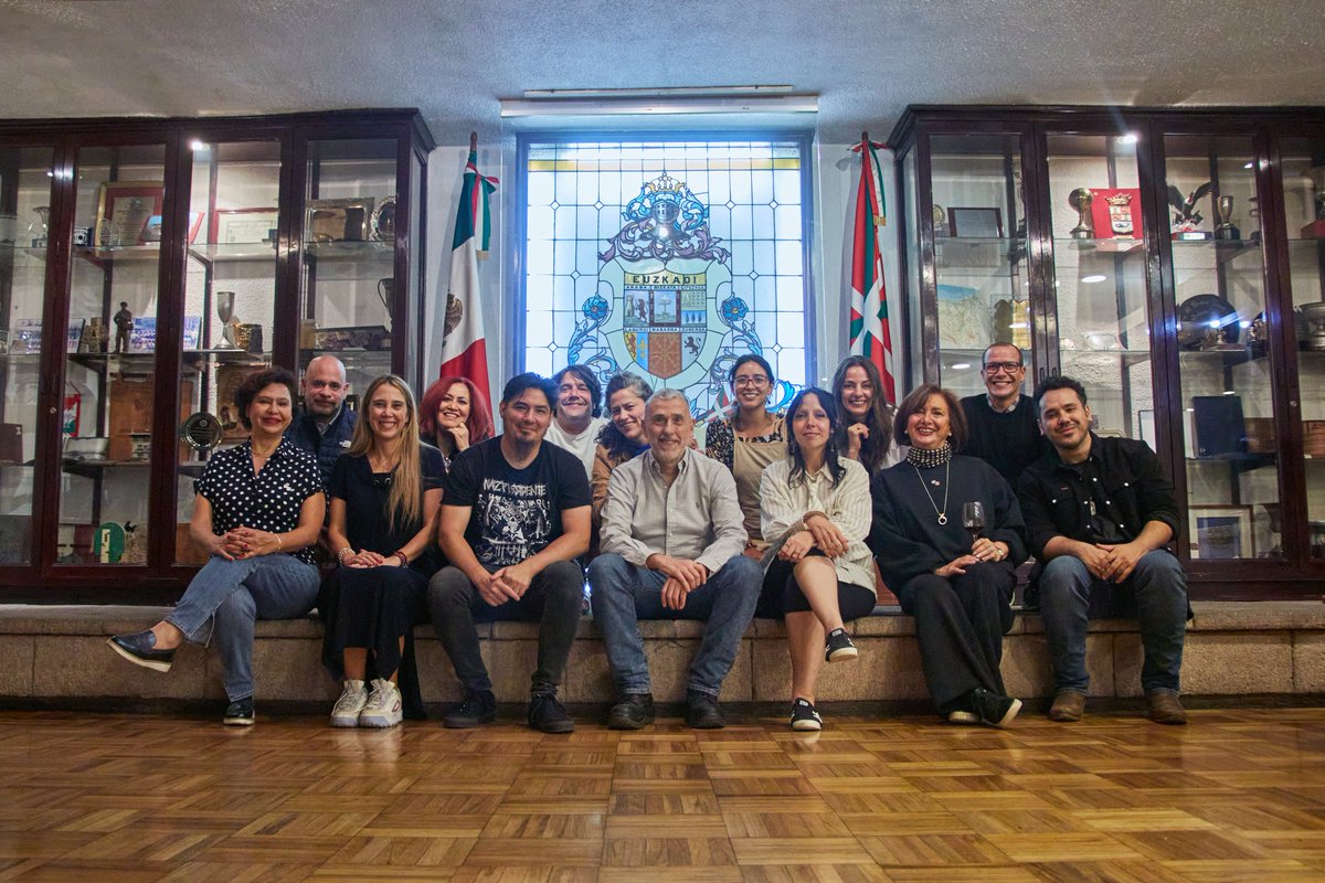 caostica_org's tweet photo. El pasado lunes 17 de agosto, Euskal Etxea México recibió a @PaulUrkijo director de la película Gaua, y a su responsable de vestuario Nerea Torrijos. Ambos estuvieron acompañados por responsables del @MacabroFICH y Caostica MX, los festivales de cine que colaboraron, junto con @etxepareinst, para que los artistas vascos pudieran acudir a México. 

Disfrutamos de una deliciosa cena y visitamos las maravillosas instalaciones. Eskerrik asko Iñigo Bilbao, Marta Cantabrana y al resto del equipo de Euskal Etxea México por la cariñosa acogida que nos brindasteis!!!!

Fotos de @dopakel. Todas las fotos: https://t.co/N7yJtIjqRl

#CaosticaMX