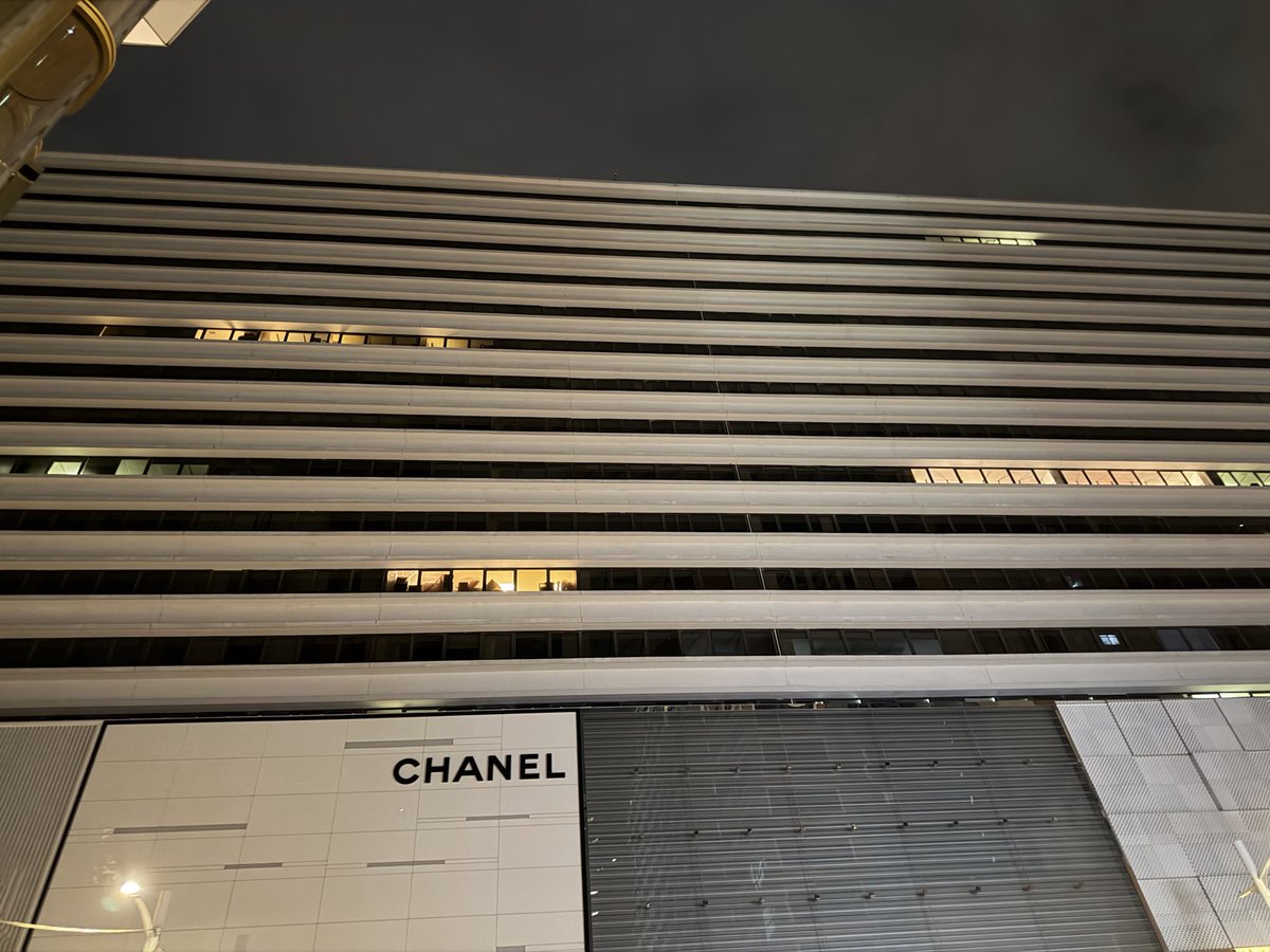 zuoyeben's tweet photo. 你到香港，看到了当下香港准确的自我定位：亚洲国际都会。
准确在亚洲。

你扭头四望，试图找出残念的不同，或者你不肯接受的如此。除了吸烟室里拥挤的烟民，外面稀疏的人群与行走利落的步伐让你觉得一切竟已至此。

你走在街上，你看到大家都没什么情绪或者已经不在乎所谓的情绪。

你看到街头有很多比亚迪牌电动车在跑出租。你看到海港城下的人们不再摩肩擦踵，里面没有多少人，重庆大厦还有一些南亚中亚人。

你看到几年前随处可见的口号已经被擦净，那曾光鲜亮丽的诚品书店已变的灰头土脸，宛如新华书店。

奢侈品店早早关门，甚至有些关掉了夜晚的内灯外灯……你奇怪地发觉：

整座香港变得没有声音。

那种车水马龙熙熙攘攘饭馆排队多国语言交谈共同形成的“香港声音”没有了，好像人们不愿再说话，仿佛寄人篱下般静默着。

车送你至机场的片刻，你看到天色金黄，似乎上帝离开了香港，所有人好像要大哭一场，但不约而同地作罢。

别哭。
上帝来过胜于不至。