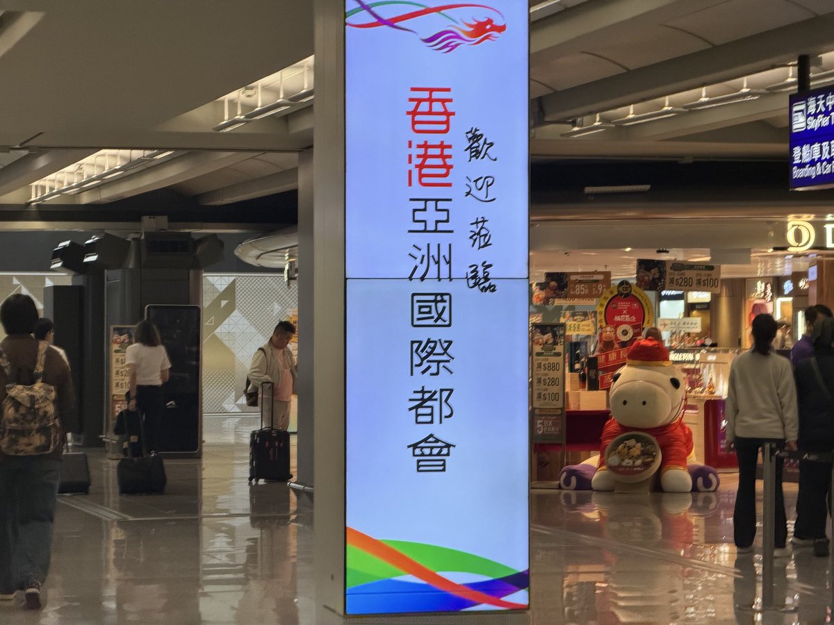 zuoyeben's tweet photo. 你到香港，看到了当下香港准确的自我定位：亚洲国际都会。
准确在亚洲。

你扭头四望，试图找出残念的不同，或者你不肯接受的如此。除了吸烟室里拥挤的烟民，外面稀疏的人群与行走利落的步伐让你觉得一切竟已至此。

你走在街上，你看到大家都没什么情绪或者已经不在乎所谓的情绪。

你看到街头有很多比亚迪牌电动车在跑出租。你看到海港城下的人们不再摩肩擦踵，里面没有多少人，重庆大厦还有一些南亚中亚人。

你看到几年前随处可见的口号已经被擦净，那曾光鲜亮丽的诚品书店已变的灰头土脸，宛如新华书店。

奢侈品店早早关门，甚至有些关掉了夜晚的内灯外灯……你奇怪地发觉：

整座香港变得没有声音。

那种车水马龙熙熙攘攘饭馆排队多国语言交谈共同形成的“香港声音”没有了，好像人们不愿再说话，仿佛寄人篱下般静默着。

车送你至机场的片刻，你看到天色金黄，似乎上帝离开了香港，所有人好像要大哭一场，但不约而同地作罢。

别哭。
上帝来过胜于不至。