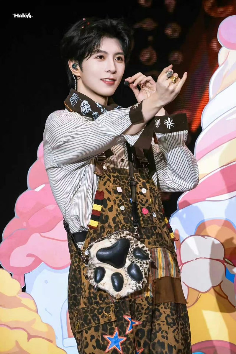 HRDS55's tweet photo. เจ้าเฉือ🐯🐯น้อยยคนน่ารัก พี่ชิวใส่เอี้ยมแล้วน่ารักมาก

Cr.Halo 

DESIRE4 THE ETERNAL STAGE
#DESIRE4TEBinHKENCORE https://t.co/G5rQZEYaMd