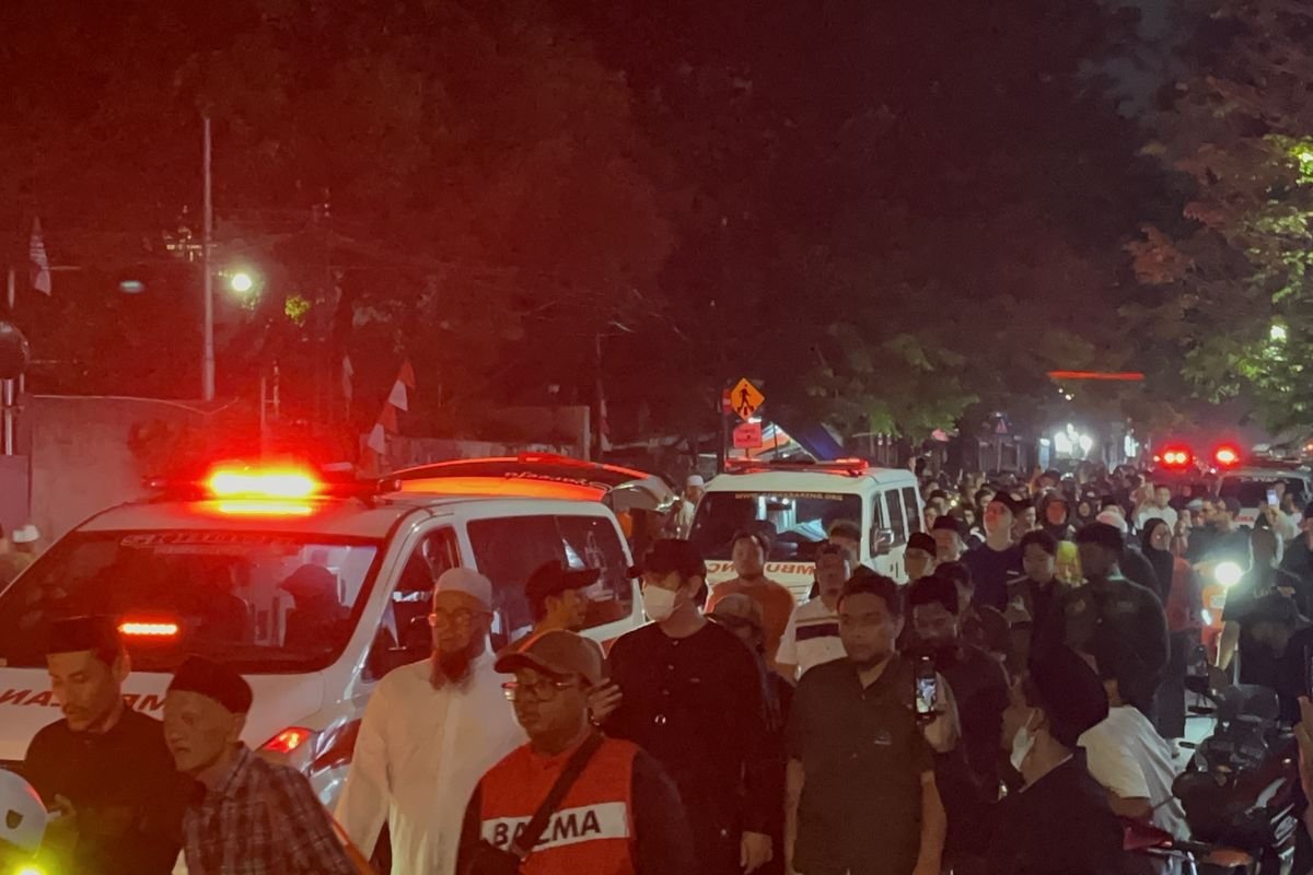 LambeSahamjja's tweet photo. puluhan ambulans iringi jenazah relawan ahmad zaki ali :
- ke tpu sukabumi selatan
- lebih dari 50 mobil ambulans berjalan pelan beriringan bareng jenazah
- rekan sesama relawan ikut jalan kaki nemenin jenazah sekitar 2 km lebih
- ahmad zaki meninggal jumat petang di manggarai timur diduga kelelahan saat salurkan bantuan di ntt
- keluarga cerita ahmad zaki sangat responsif 
- tiap ada bencana malam itu juga langsung berangkat ke lokasi