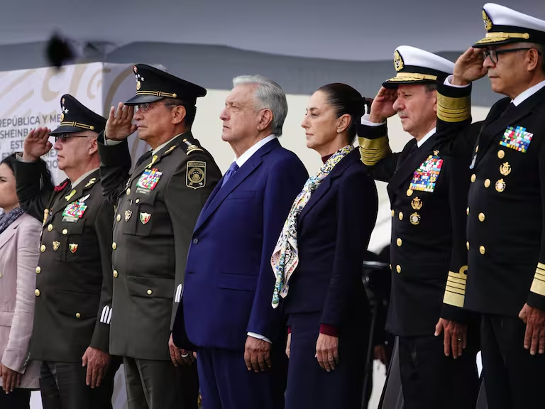 Juan_OrtizMX's tweet photo. 🗳️📌 SABÍAN DEL HUACHICOL FISCAL DESDE 2021, ¿Y QUÉ HICIERON?

El huachicol fiscal movió miles de millones de dólares durante el gobierno de López Obrador. 

Nuevos documentos difundios por Aristegui Noticias indican que las autoridades federales conocían la operación desde 2021.

Cinco puntos sobre esto:

📍Primero, ¿qué es el huachicol fiscal?

Es cuando introducen gasolina o diésel al país y lo declaran como aceite o lubricante. 

Así evitan pagar impuestos y venden combustible ilegal a precios más bajos.

📍Segundo, quiénes recibieron las alertas. 

El investigador Samuel León Sáez reveló que correos optenidos por Guacamaya Leaks muestran que funcionarios del SAT, Aduanas y las Fuerzas Armadas ya discutían estas importaciones entre 2021 y 2022.

La señal era muy visible.

Y es que durante la pandemia bajó el consumo nacional de energía y, al mismo tiempo, crecieron las importaciones de supuestos lubricantes.

📍Tercero, el tamaño de la red. 

El investigador Samuel León Sáez calcula que entraron ilegalmente alrededor de 9 mil millones de dólares en diésel durante el sexenio de López Obrador.

También estima que, en 2021, el combustible de contrabando llegó a representar 30% de la demanda nacional.

📍Cuarto, el negocio cambió de ruta. 

Después del combate al robo de combustible en ductos, las redes trasladaron buena parte de la operación hacia puertos y aduanas.

Un mercado de este tamaño requiere protección dentro de instituciones públicas. 

Alguien debía permitir el ingreso, cambiar documentos y liberar cargamentos.

El tema ahora, es que las autoridades dicen que toda la culpa es de un exgobernador y dos marinos.

����Quinto, aparece el nombre de “Andy”. 

En el caso del buque Challenge Procyon, un testimonio señala que el marino retirado Miguel Ángel Solano buscó liberar el cargamento y dijo que estaba involucrado “Andy”.

El testimonio utiliza ese apodo, con el que se vincula directamente a Andrés Manuel López Beltrán. 

Pero, la FGR afirma que carece de elementos suficientes para investigarlo.