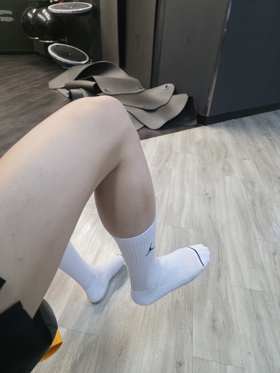MC_TyPhoon's tweet photo. รู้สึกชอบถอดรองเท้าเล่นยิมมากกว่าอะ https://t.co/TcpFTqHION