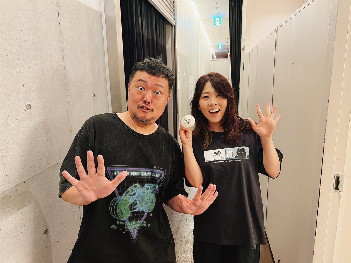 misa0110's tweet photo. あ、唯一の写真。

キキタガリの主宰のおひとり・最上嗣生さんの鏡前(引用参照)でかわいいかわいいと叫んでたら、島二郎のお顔バッジくれた…！！！！

島二郎が島二郎くれた！！！！！

嬉しかったので写真撮ってもらった🥰 https://t.co/THLZOQxoVW
