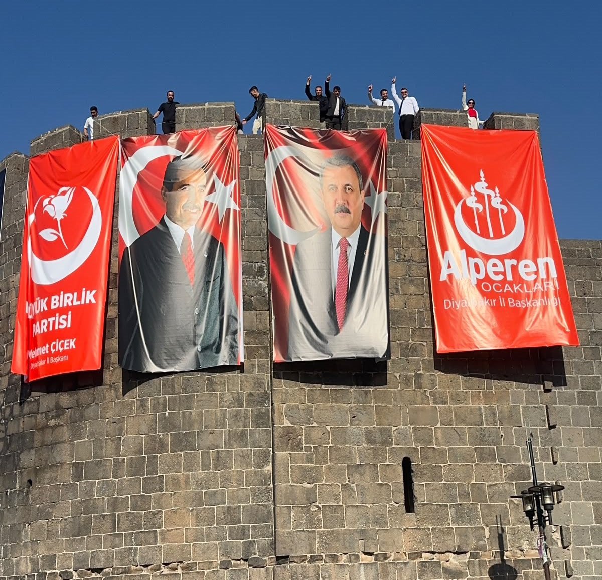 metinyoksu's tweet photo. Diyarbakır’da Amed Surlarına Büyük Birlik Partisi, Muhsin Yazıcıoğlu ve mevcut genel başkanı Mustafa Destici'nin posterlerini astı! https://t.co/hqbqtJKx1o