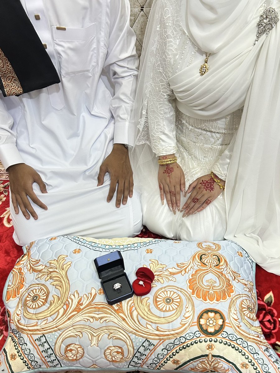 tealien67's tweet photo. LEAVE ME ALONE IM A MINOR IM ENGAGED AND I LOVE MY FIANCEE VERY MUCH https://t.co/9WgEVY5Ilo