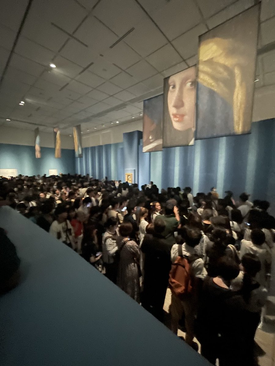 manamum's tweet photo. 真珠の耳飾りの少女は凄く時間がかかりました。
フロアに進むまでに25分くらい。
進みが止まってしまうところがフロアでは何カ所かありました。最前手前に来たら、数センチずつの進みに。
ここでかなり時間を要するもじっくり鑑賞できました。
最前列はあっという間でした。
所要時間1時間11分でした。 https://t.co/odqQPsqStp