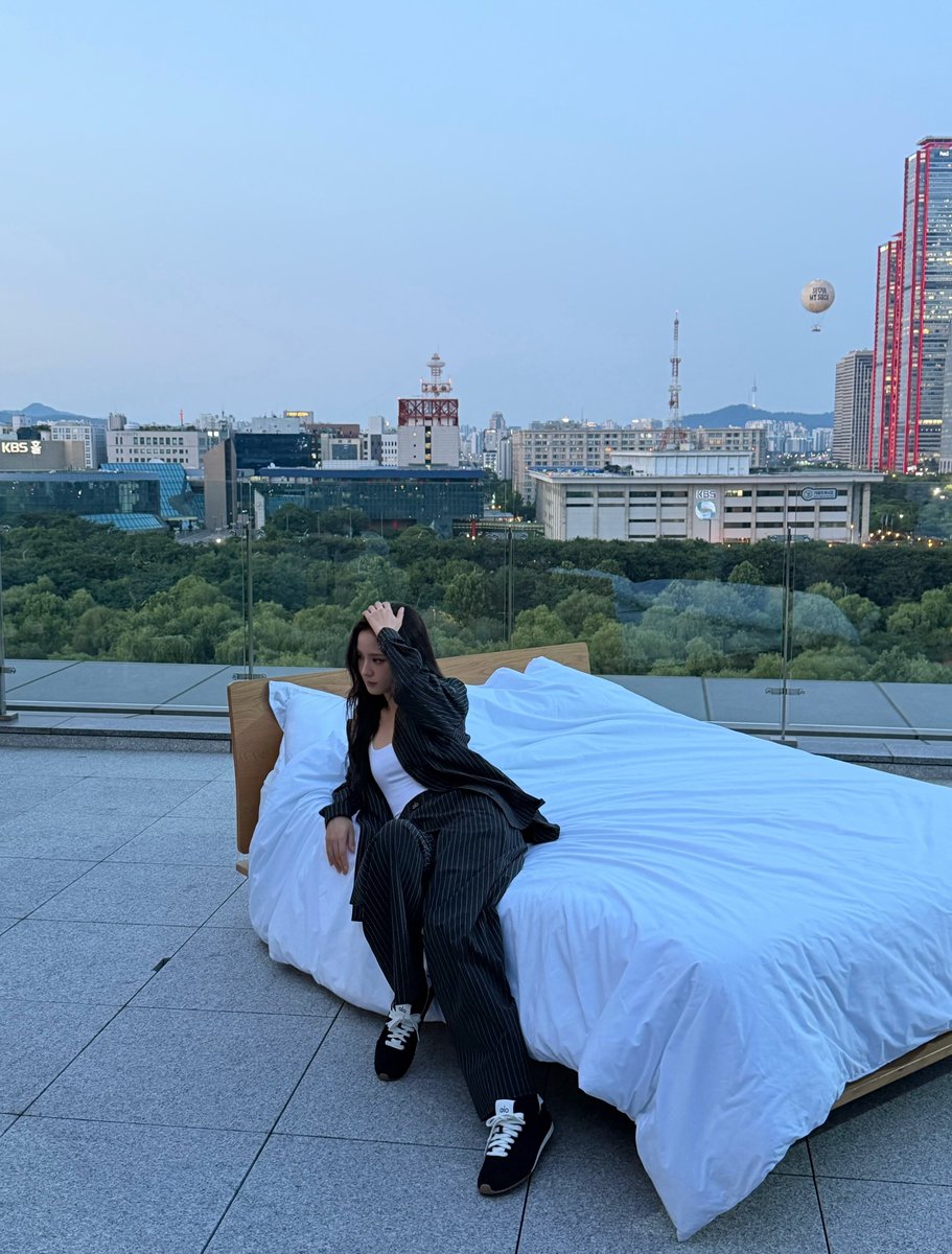 CHINAJISOOBAR's tweet photo. 260623 #JISOO Weibo sooyaaa_智秀 update.

JISOO X alo 2026 FALL CAMPAIGN ​​​
🔗https://t.co/2iwtUvq0gm

@officialBLISSOO @shumontopia https://t.co/JBNWkSrlIA