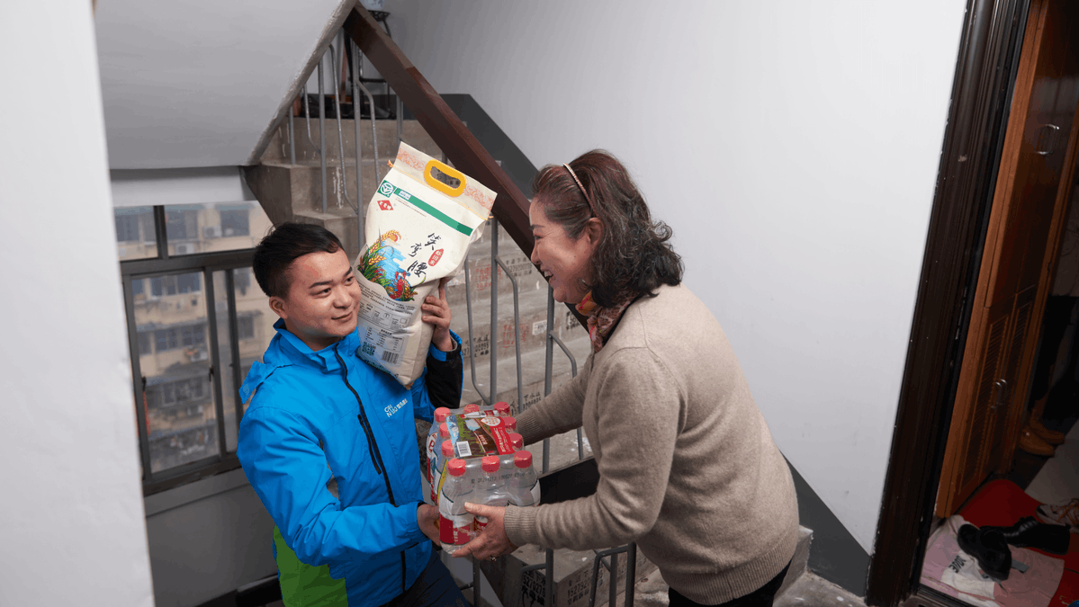 CynthiaWedding's tweet photo. A stranger helped me carry my heavy groceries up three flights of stairs when my hands were full and my phone died. Small acts of kindness make the whole world feel warm. https://t.co/JI8ly1zSmB