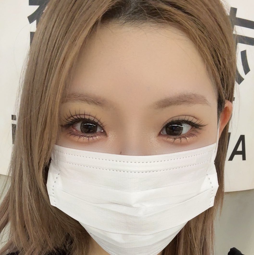 yurio_012's tweet photo. これゴールドもめちゃくちゃ目キュルキュルになるからおすすめです……しかもマジで擦っても落ちない。泣き確定オタクにもおすすめです https://t.co/gTGrSfPwr1