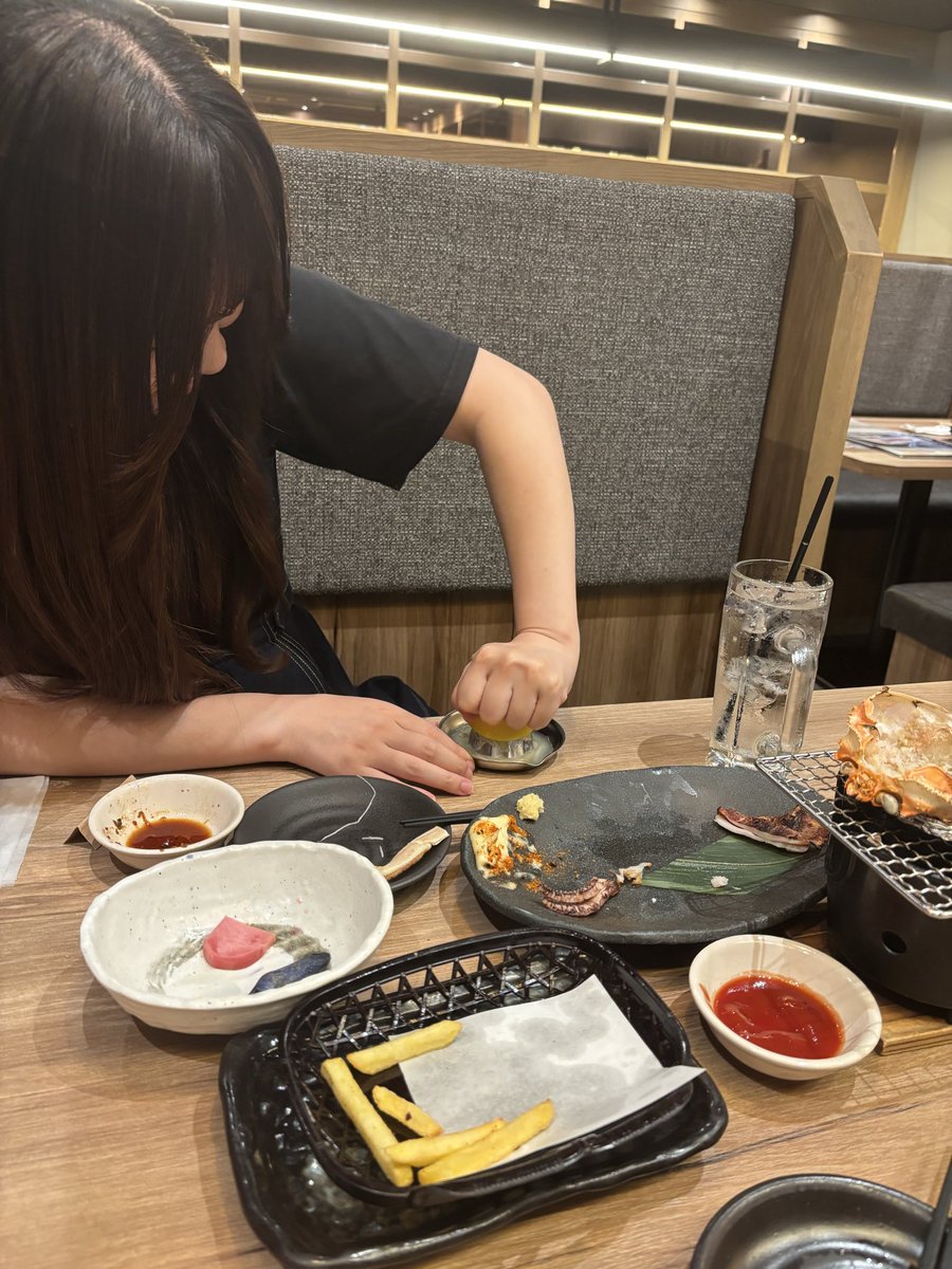 tattya_n's tweet photo. さえちゃんにレモン絞ってもらって最高のレモンサワーwwwwwwwwwww https://t.co/nqNV8pel9v